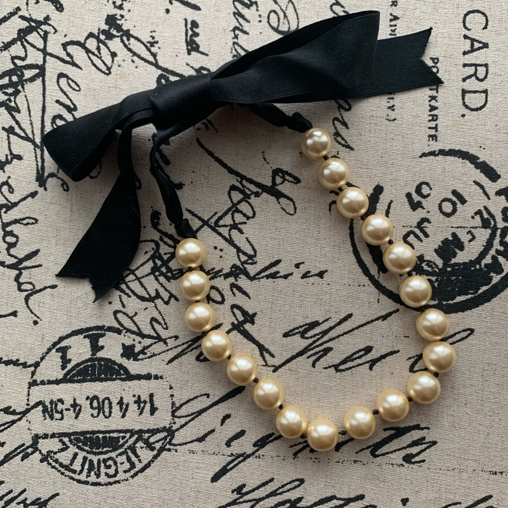 White House Black Market Black and Gold Pearl Necklace